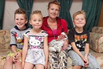 Tíz perc alatt megszülte, sportkocsiról nevezte el a lányát