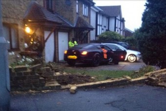 Bentley-vel törte át a téglafalat