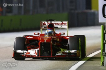 F1: Vettel kicikizte a fütyülőket, Alonso kockáztatott