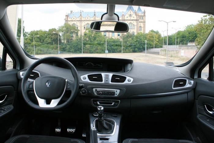 Minden a régi. Extra a TFT-kijelző és a Bose hifi 