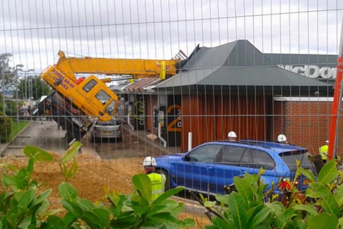 Daru zuhant a gyorsétteremre 6