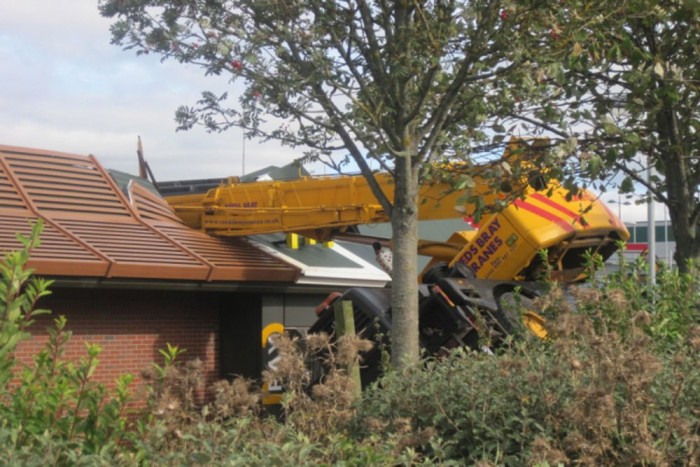 Daru zuhant a gyorsétteremre 8