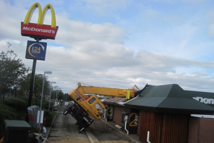 Daru zuhant a gyorsétteremre 7