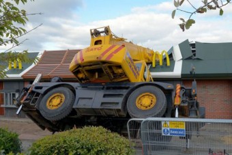 Daru zuhant a gyorsétteremre