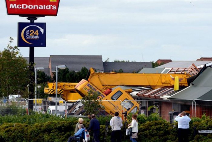 Daru zuhant a gyorsétteremre 9