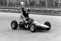 Jim Clark viszi és csapatfőnöke Colin Chapman tiszteletkörön - Brands Hatch 1963