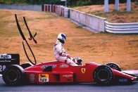 A hétvégén épp a büntetést kirovó bírák között ült Derek Warwick, pedig a képen épp az eredendő bűnt követi el, 1988-ban Gerhard Berger fuvarozza vissza a boxba. Hiába, fiatalság, bolondság!