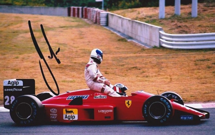 Ezért ma halálbüntetés járna az F1-ben 6 A hétvégén épp a büntetést kirovó bírák között ült Derek Warwick, pedig a képen épp az eredendő bűnt követi el, 1988-ban Gerhard Berger fuvarozza vissza a boxba. Hiába, fiatalság, bolondság!