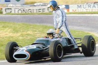 John Surtees szállítja Jacky Ickx-t - Francia Nagydíj 1966