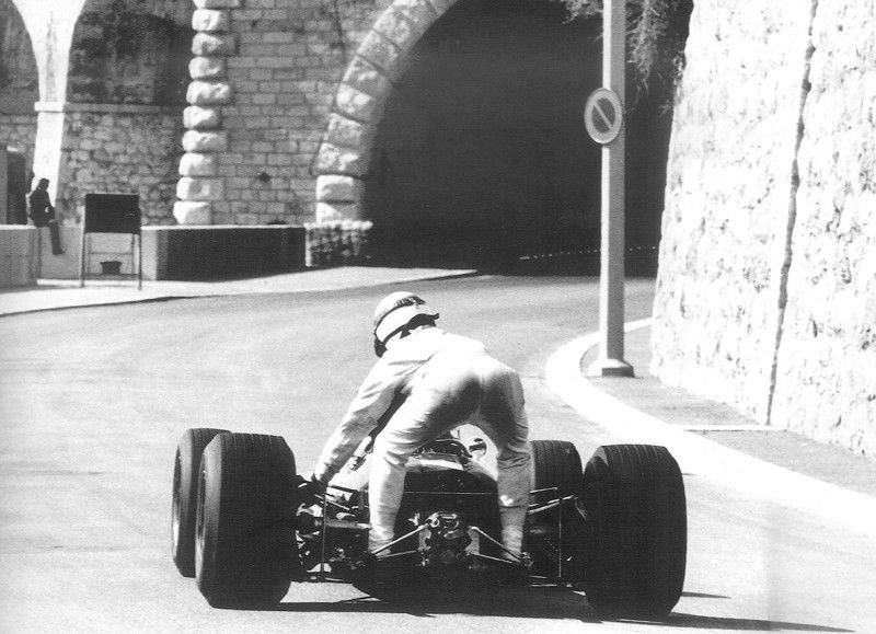 Graham Hill versenyautóját épp Jackie Stewart lovagolja meg - Monaco 1987