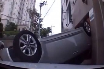 Így kell könnyedén tetőre vágni egy autót