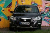 Egy 3008, Scénic, Sportage mellé parkolva a nagyobb SX4 is filigrán, kecses autó