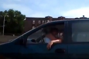 Felnőtt tartalom! Vezetés közben szeretkeztek