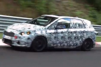 Versenypályán a BMW kompakt egyterűje