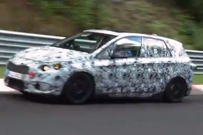 Versenypályán a BMW kompakt egyterűje 2 Versenypályán a BMW kompakt egyterűje 2