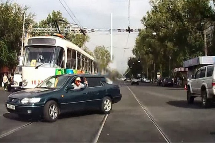 Mutogatott, a villamos meg büntetett