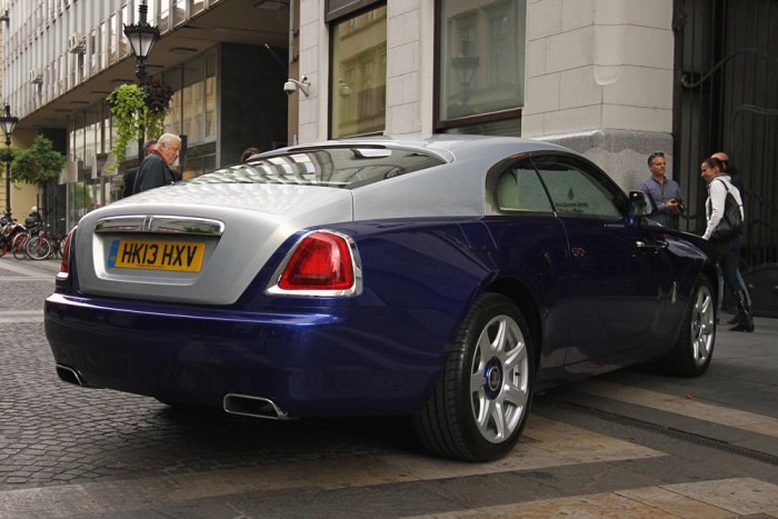 A kétféle szín és a kocsi síkjától elváló tető különleges látványt ad