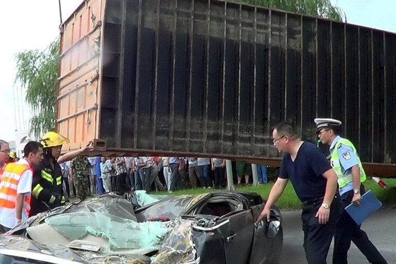 Több tonnás konténer zuhant az autósra 6