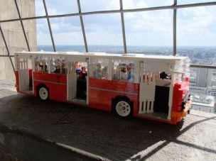 Legóból épített buszt
