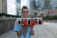 Mateusz Wawrowski, aki több mint 1500 darabot használt fel  Lego-busz építéséhez