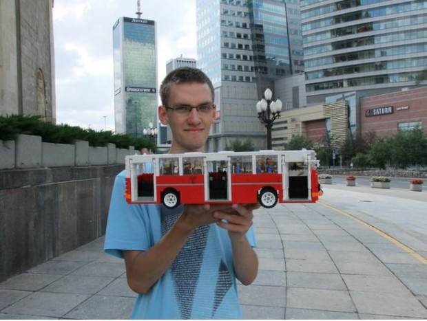 Mateusz Wawrowski, aki több mint 1500 darabot használt fel  Lego-busz építéséhez