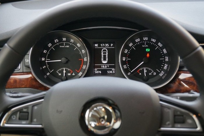 A műszeregység a monokróm középső kijelzővel nagyon puritán manapság egy 13 millás autóban 