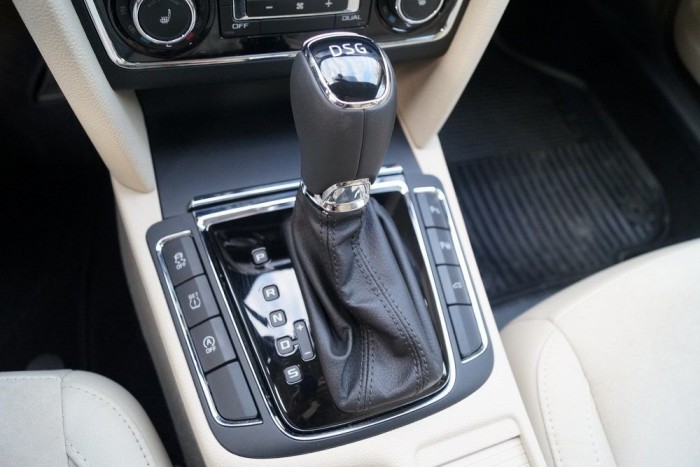 A dupla kuplungos, hatfokozatú váltó hatodikja túl rövid, 130-nál 2500-at forog a Superb motorja