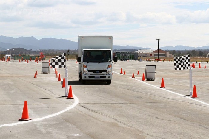 Jól gyorsul és néma csendben halad a Nissan teherautója