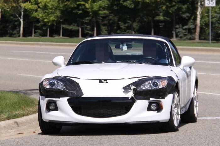 Észak-Amerikában fotózták le a Mazda MX-5 és az Alfa Romeo Spider leendő utódjának kísérleti tesztpéldányát.