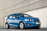 9. Chevrolet Aveo 1,2 LS, 419 euró (125 700 Ft). Alacsony ára és a részben ebből is fakadó mérsékelt értékvesztés segített az Aveónak bekerülni a tízes élboly kilencedik helyére