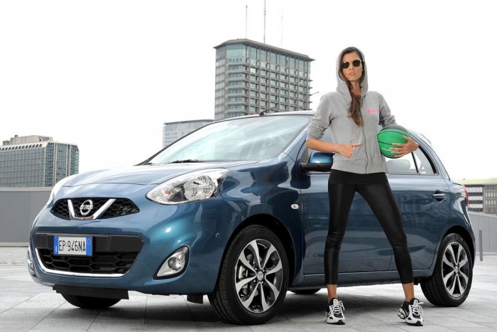 Top 10: Melyik kiskocsi nem viszi a pénzt? 5 7. Nissan Micra 1,2 DIG-S Visia, 411 euró (123 300 Ft). Autós szemmel a Micra a légérdekesebb a toplistán. Motorja kompresszoros, amelyet csekély teljesítményigény esetén egy kuplung kiiktat. Szabványos fogyasztása a benzinesek közül a legalacsonyabb, de a 4,1 l/100 km értéket tesztjeinkben nem sikerült megközelíteni. Viszont teljesítményben a Nissan áll a legjobban az első tíz között: 98 lóerős