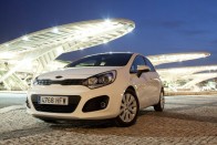 3. Kia Rio 1,1 CRDi ISG, 388 euró (116 400 Ft). 3,2 l/100 kilométeres szabvány szerinti átlagfogyasztása és a tízes mezőny legszerényebb üzemeltetési költségei segítették a dobogóra a dél-koreai kisautót