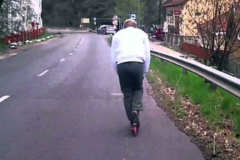 A forgalommal szemben rollerezett az M5-ösön