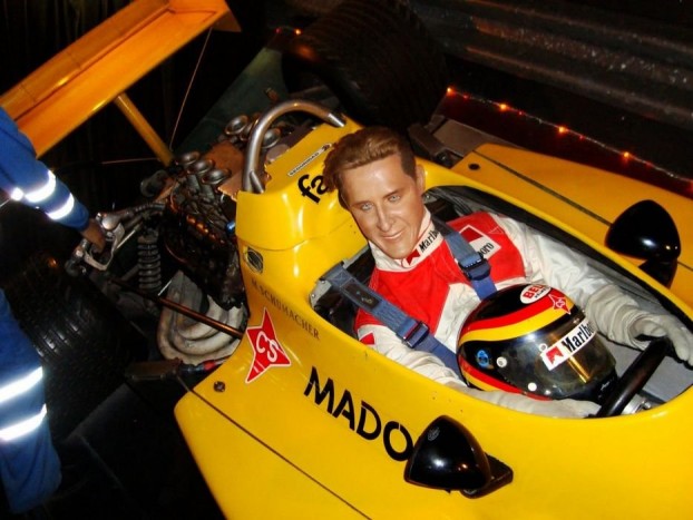 F1: Versenyző vagy horrorfilmbe illő zombi? 4 Schumacher karakteres arcának nyoma sincs a képen, pedig ellentmondást nem tűrő álla ezer közül is felismerhetővé teszi a hétszeres bajnokot