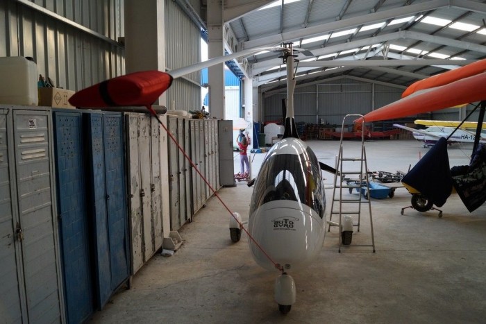 A legközelebbi kapcsolat autózás és repülés között 4 Alig öt méter hosszú, praktikus, könnyedén tárolható szerkezet az autogiro. A rotor 8,4 méter hosszú, de így is sokkal kisebb hely kell neki a hangárban, mint egy sárkánynak