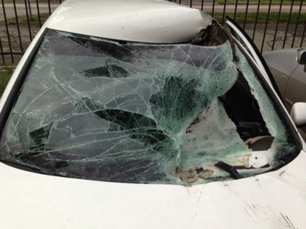 Csatornafedél pusztította el a Golfot 7