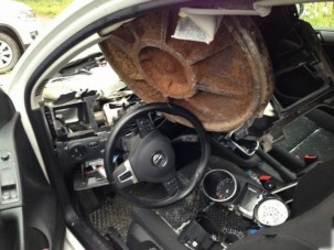 Csatornafedél pusztította el a Golfot