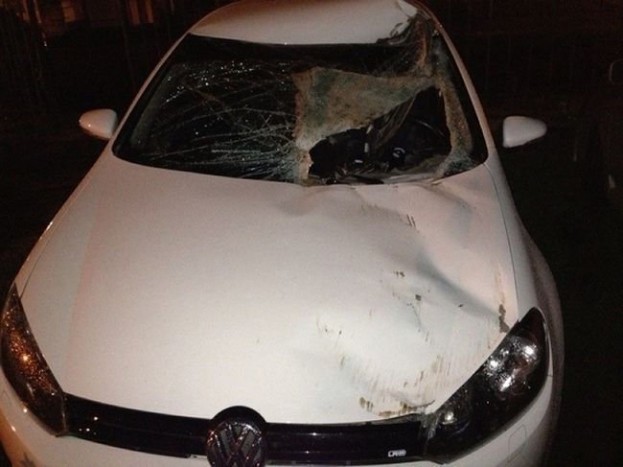 Csatornafedél pusztította el a Golfot 8