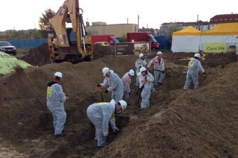 Autót találtak a föld alatt