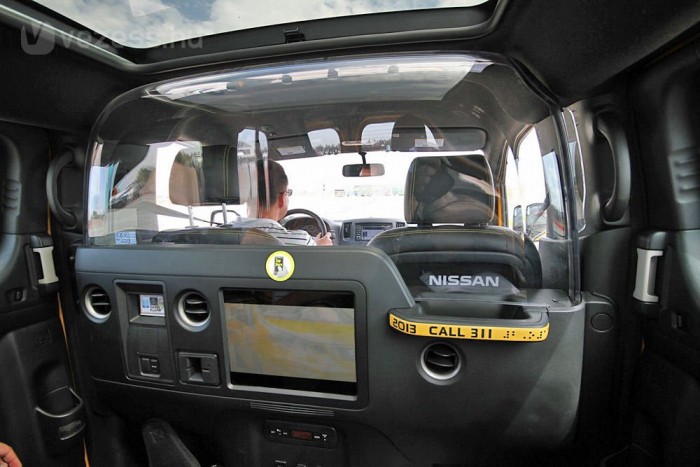 Kötelező Nissan-nal taxizni? 7 | Vezess Durva plexi mögött kuksol a sofőr. Vagy az utas. Mindez nézőpont kérdése.