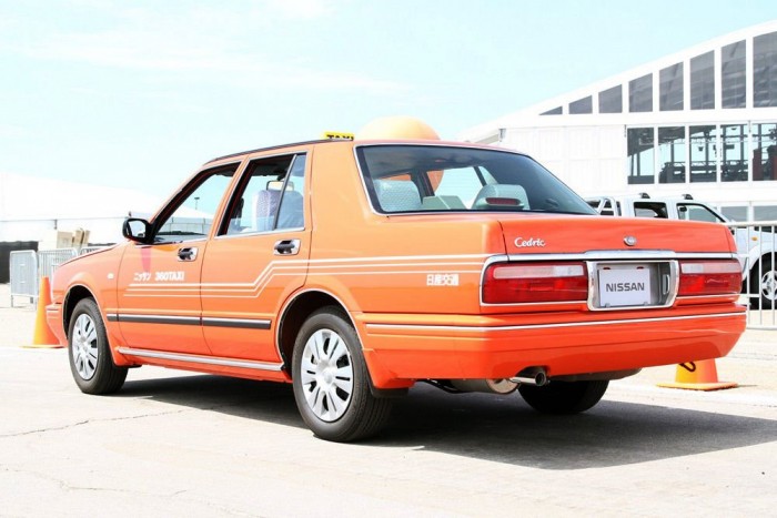 Kötelező Nissan-nal taxizni? 8 | Vezess Nem mai darab, de taxinak kiváló. Könnyű vezetni, takarékos, és kényelmes a futóműve is.