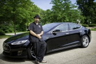 Drága is, gyors is, elektromos is: a Tesla Model S minden igényt kielégít - pláne így feketében