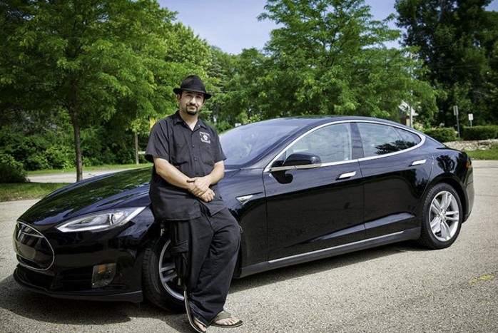 Drága is, gyors is, elektromos is: a Tesla Model S minden igényt kielégít - pláne így feketében