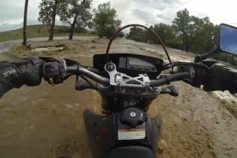 Árvíz sodorta el a motorost