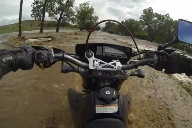 Árvíz sodorta el a motorost