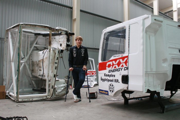 Balra a múlt héten összetört fülke maradványai, jobbra az új