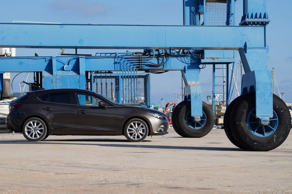 Erőteljes domborítások, markáns részletek, a forma győzelme a praktikum felett. Vonzó autó a Mazda 3