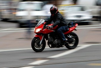 Mostantól áthajthatnak a piros lámpán a motorosok