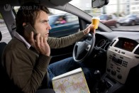 Itáliában 150 euró a vezetés közbeni mobilozás tarifája