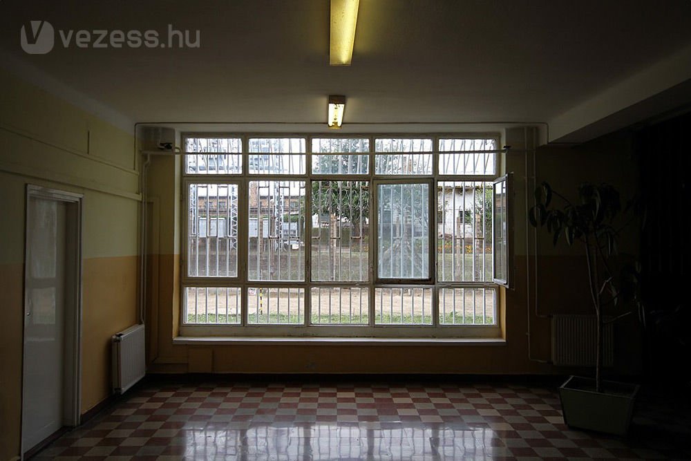 Az ötvenes években épült börtön belső terei helyenként egy régi iskolára emlékeztetnek, csak itt mindenhol rácsok vannak